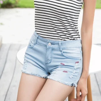 2016 new fashion denim shorts and embroidered jeans worn rough lips